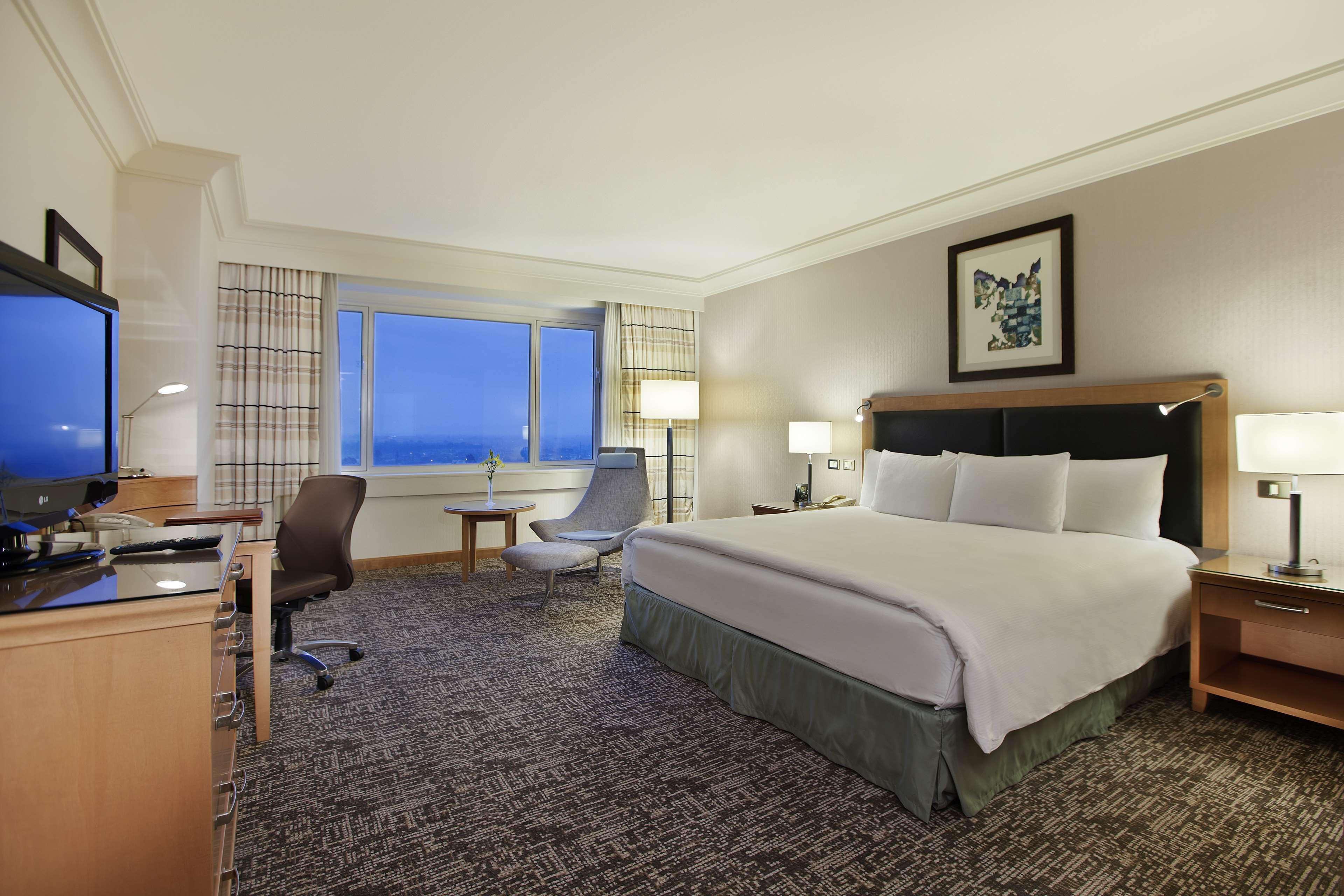 Minibar, coffres-forts dans les chambres, bureau