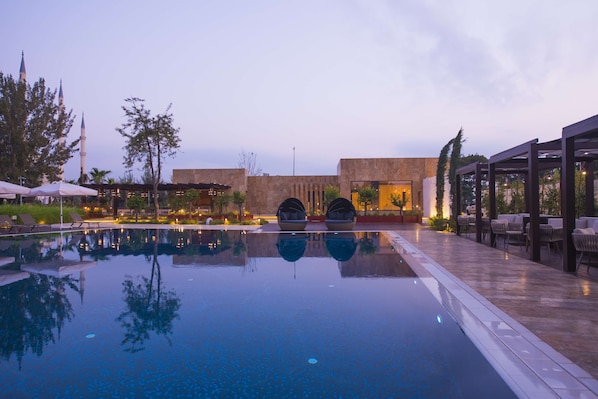 Indoor pool, 2 outdoor pools
