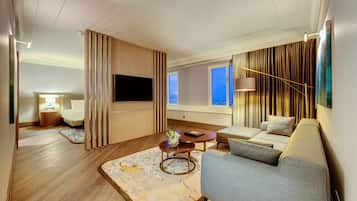 Presidential Suite | Minibar, in-room safe, desk, laptop workspace