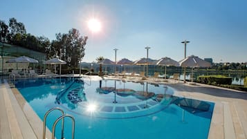 Piscine couverte, 2 piscines extérieures