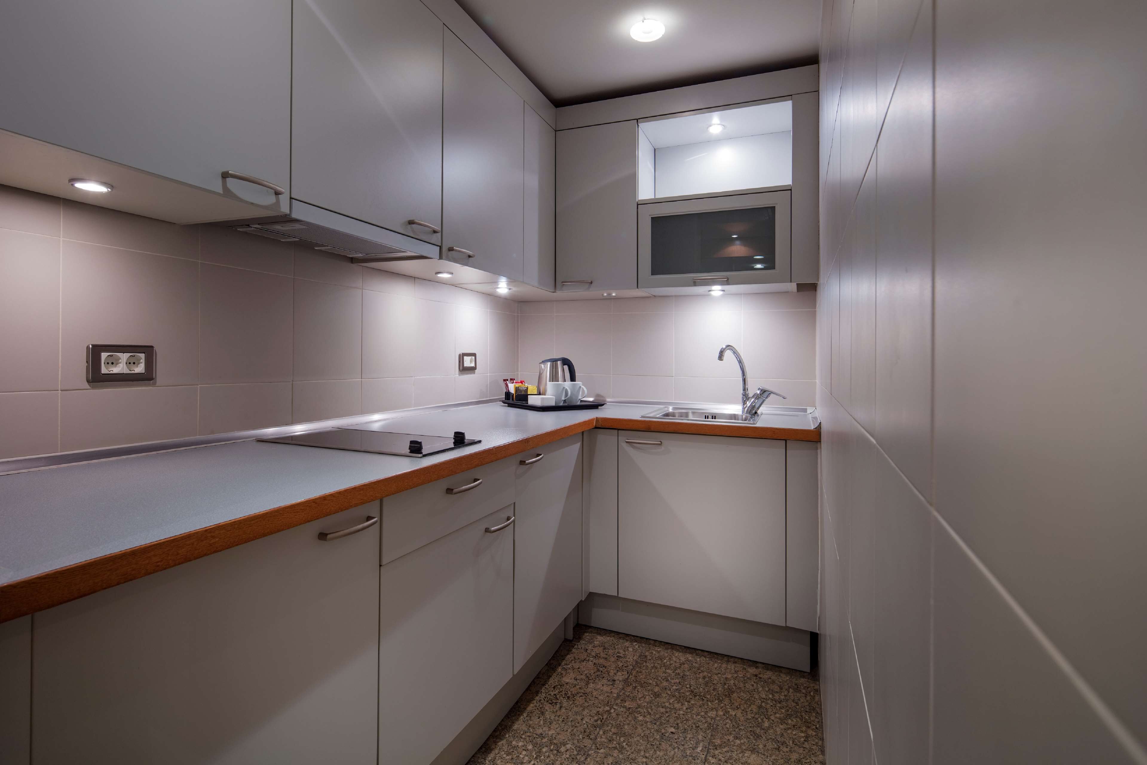 suite, 1 bedroom, kitchen, river view (business lounge access) | private kitchen | coffee/tea maker