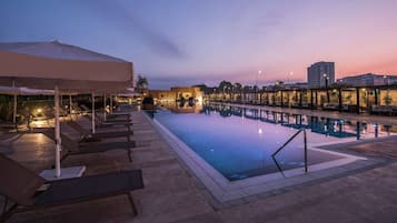 Indoor pool, 2 outdoor pools