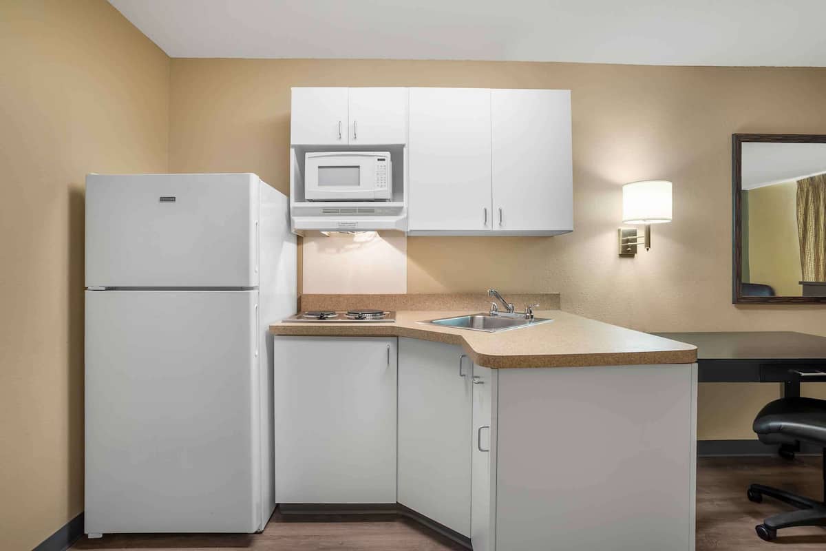 studio suite, 1 queen bed, non smoking | desk, free wifi, bed sheets