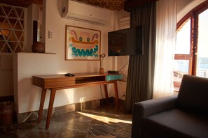 Deluxe Room | 1 bedroom, in-room safe, individually decorated, individually furnished
