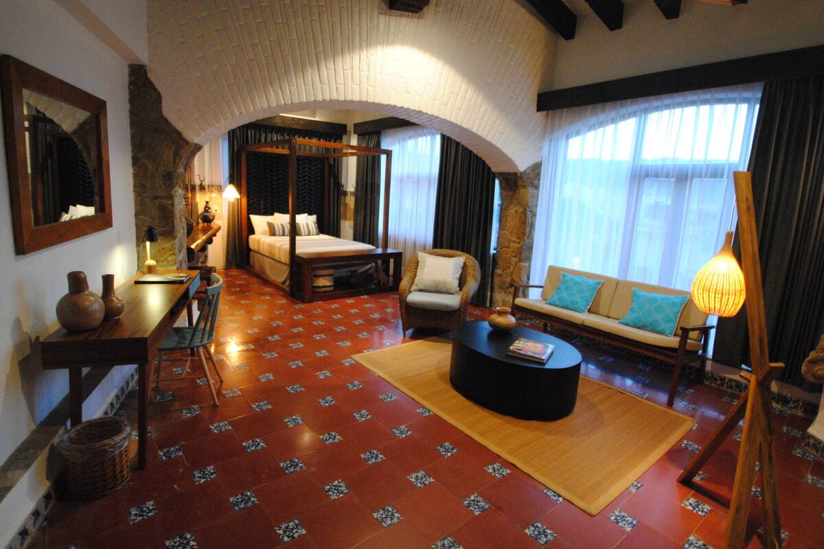 Safe på rommet, skrivebord, blendingsgardiner og strykejern/-brett
