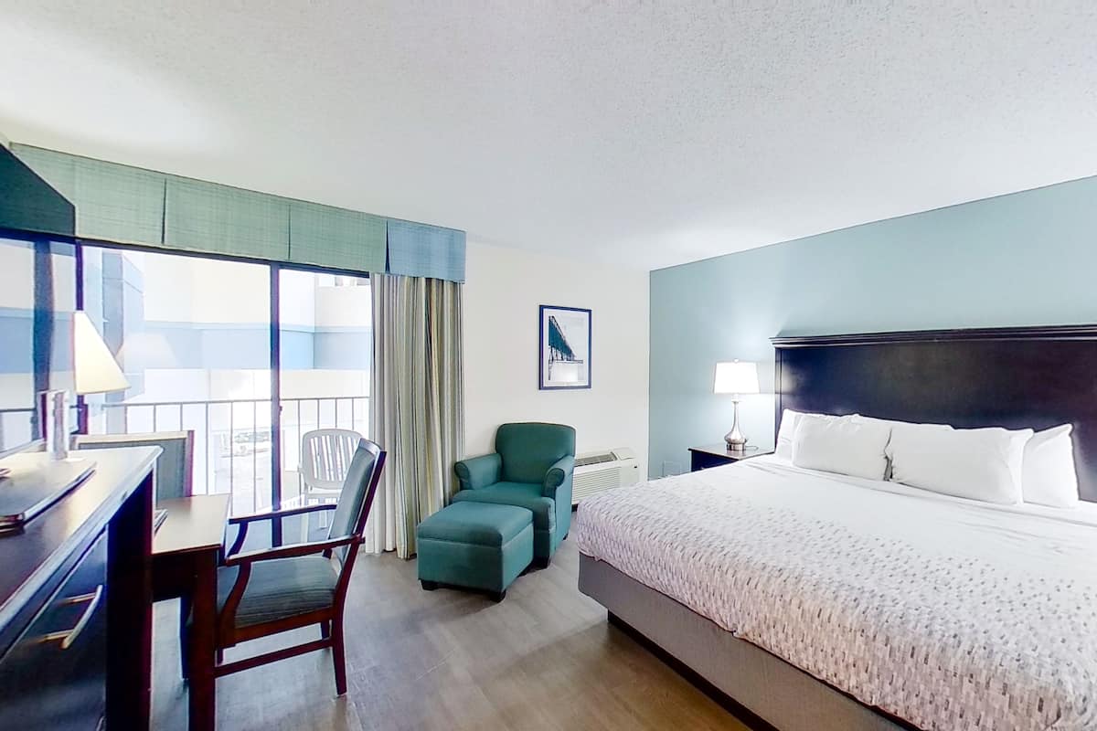 Room (Studio, 1 King Bed) | In-room safe, individually decorated, individually furnished