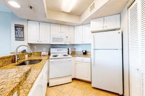 Condo, 1 Bedroom (Deluxe) | Private kitchen | Microwave, coffee/tea maker