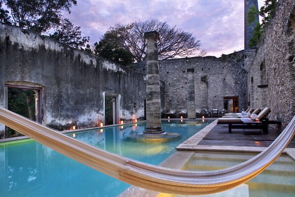 Una piscina al aire libre