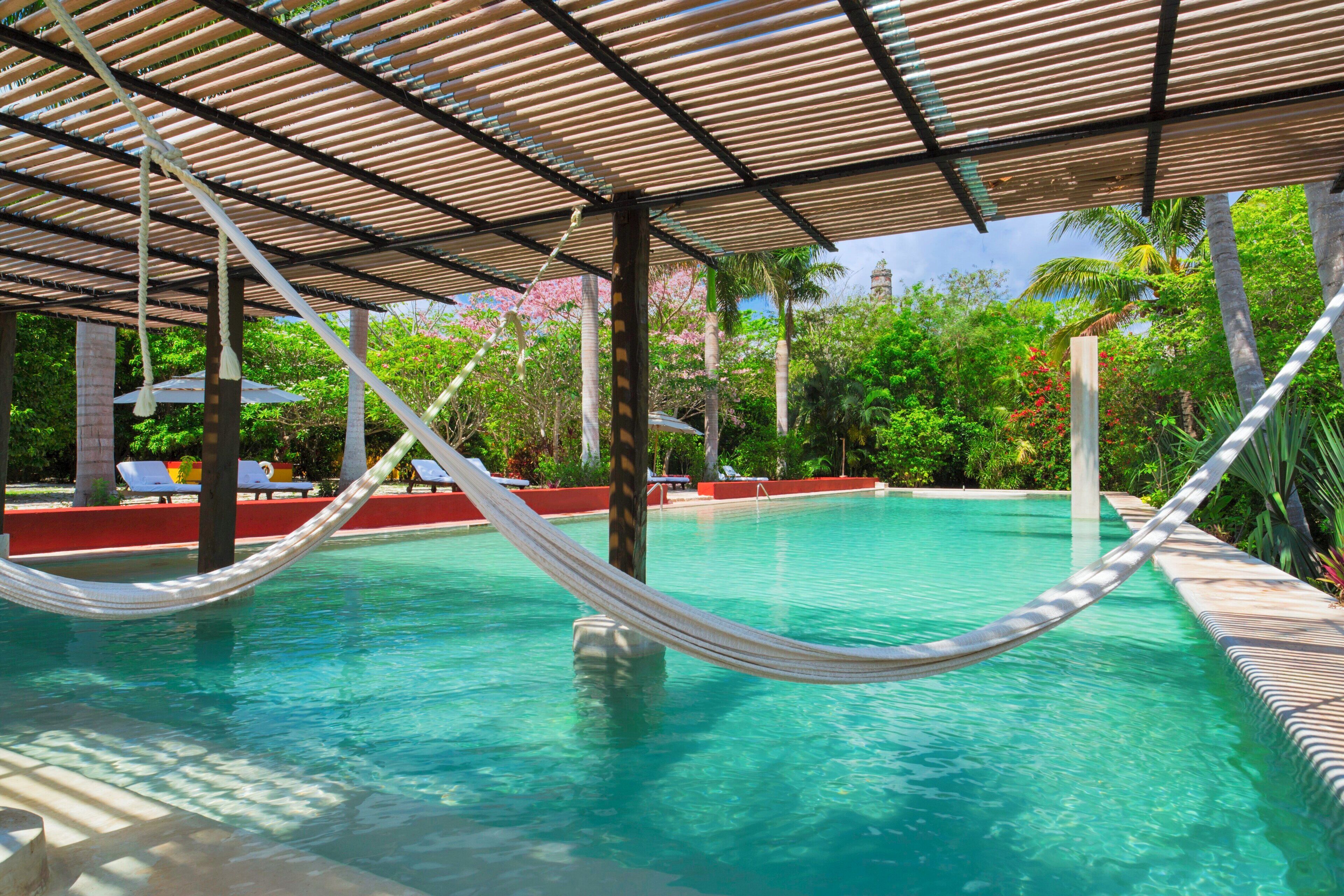 Piscine extérieure, parasols de plage