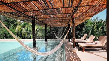 Utomhuspool och parasoller