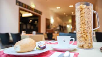 Tägliches Frühstücksbuffet (9.50 EUR pro Person)