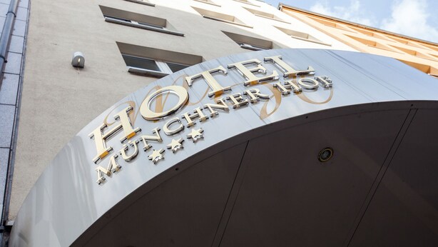 A hotel sign with the name "HOTEL MÜNCHNER HOF" in large, metallic letters. - Hotel Münchner Hof (Frankfurt)