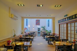 Desayuno buffet todos los días (con cargo) 