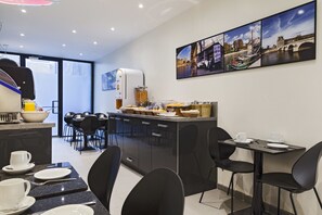 Frukostbuffé varje dag (EUR 16 per person)
