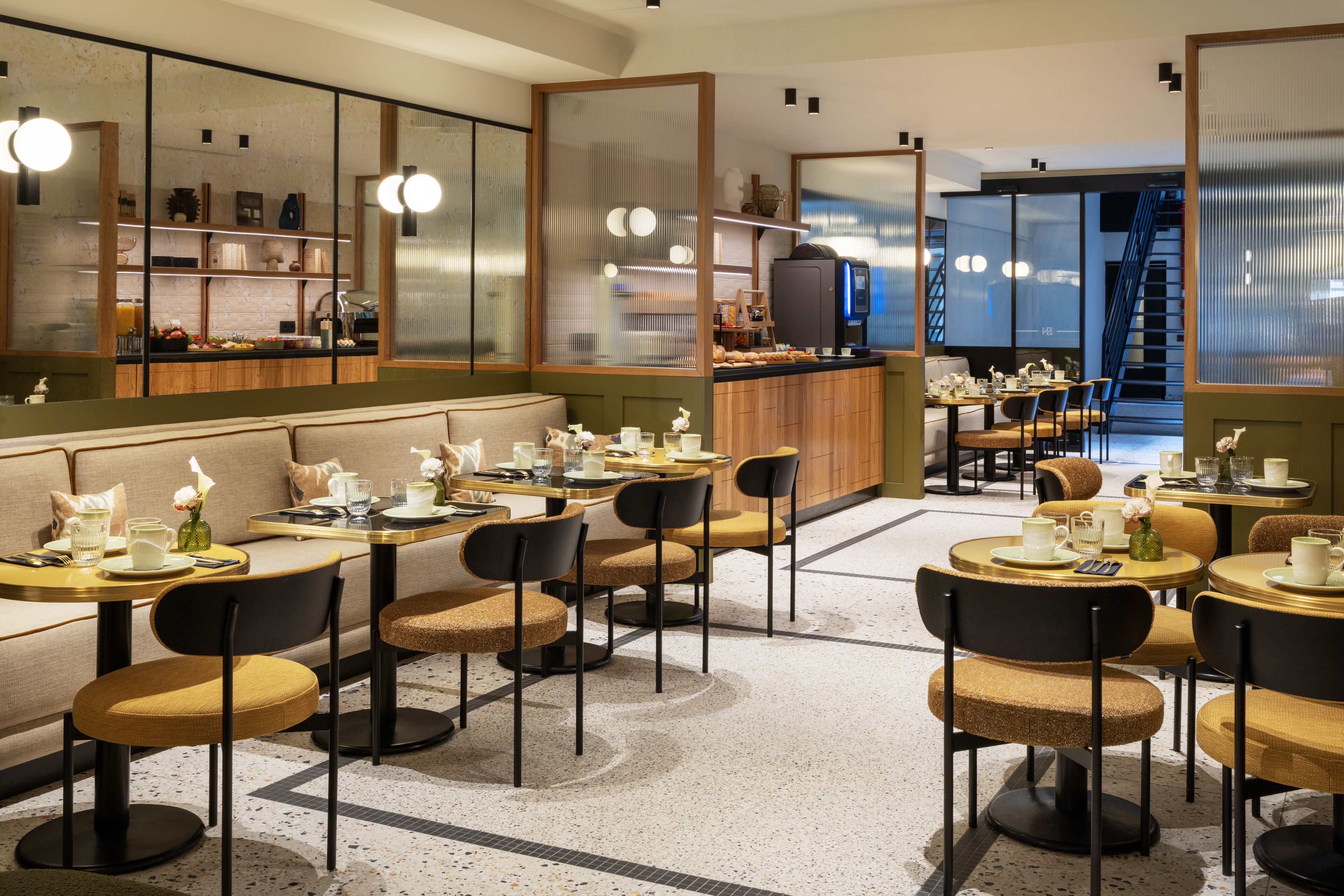 Bữa sáng buffet hàng ngày (16 EUR/mỗi người) 