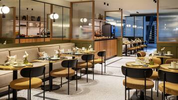 Desayuno buffet (EUR 16 por persona)