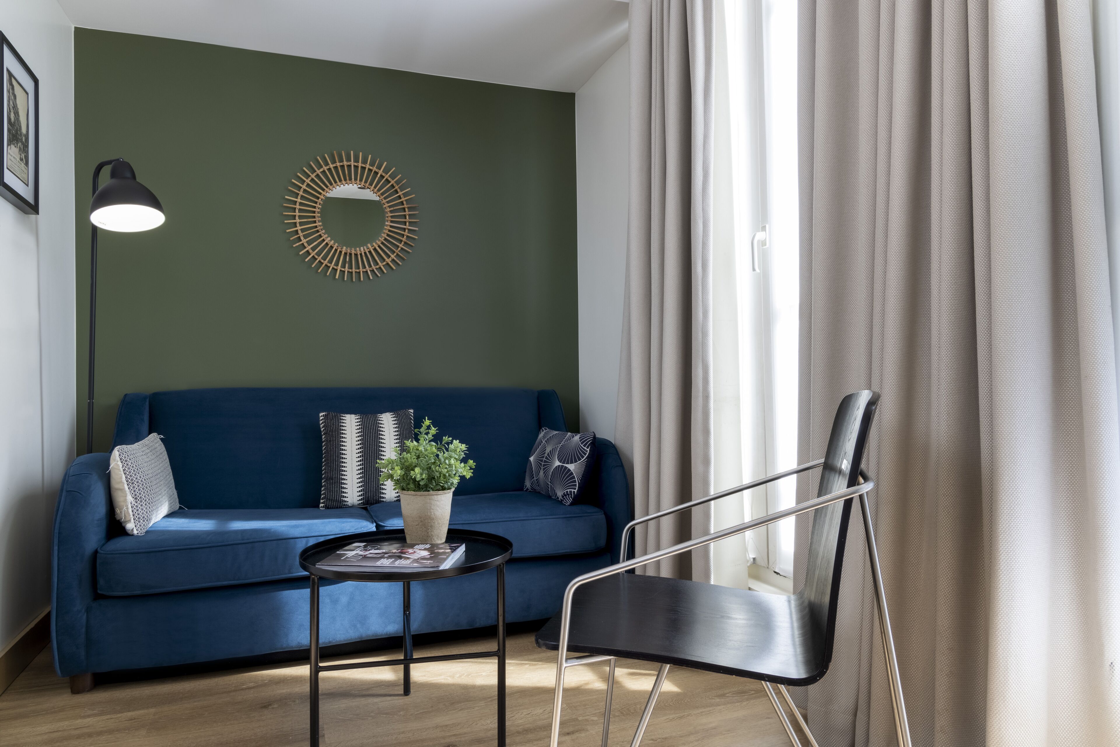 junior suite | living area | flat-screen tv