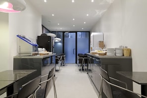 Petit déjeuner buffet (16 EUR par personne)
