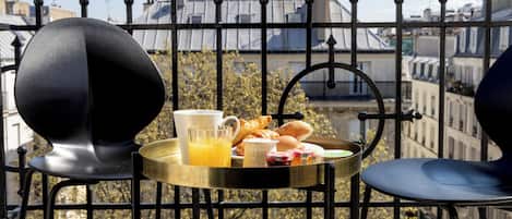 Caja de seguridad en la habitación y escritorio