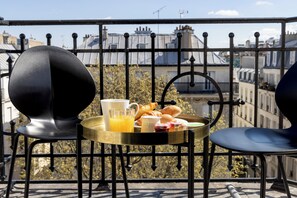 Superior kamer, balkon | Een kluis op de kamer, een bureau, geluiddichte muren