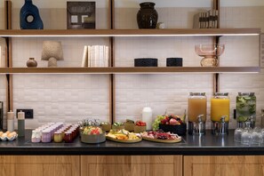 Café da manhã com buffet todos os dias mediante uma taxa