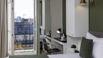 Suite – junior | Safe på rommet, skrivebord, lydisolert og strykejern/-brett