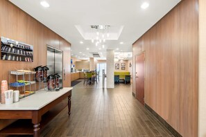 Free daily full breakfast  - Comfort Suites New Orleans East (New Orleans)