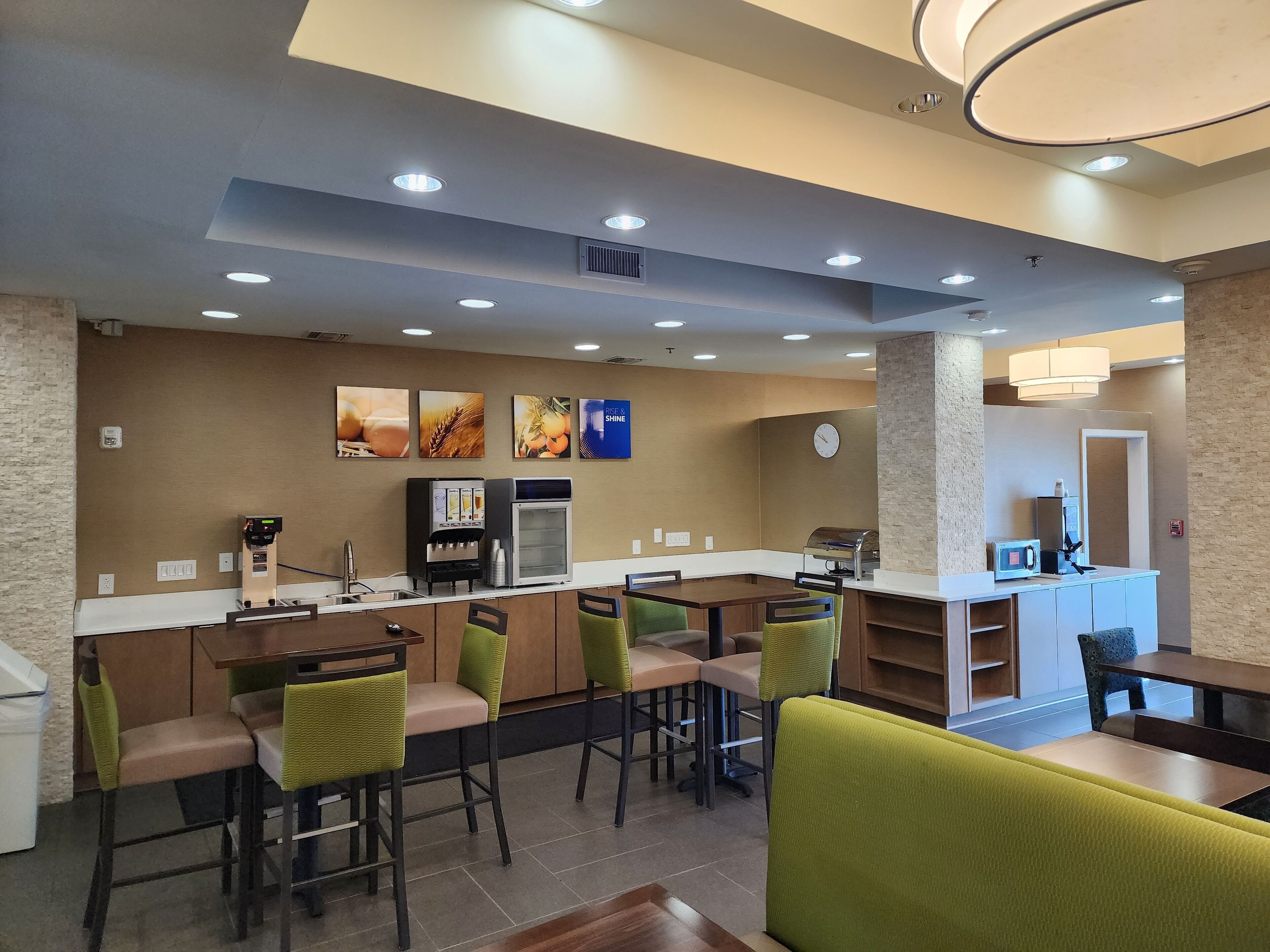 free daily full breakfast