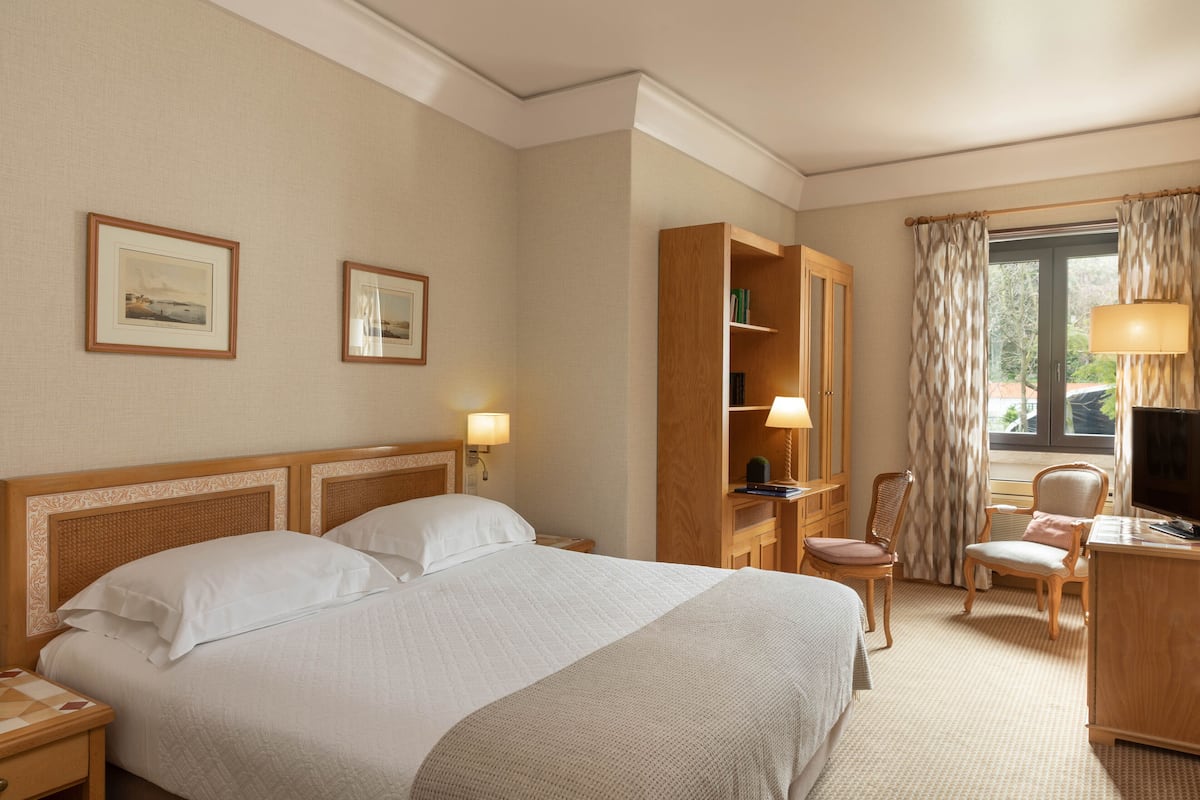 Lisboa Room | Minibar, una cassaforte in camera, una scrivania, tende oscuranti