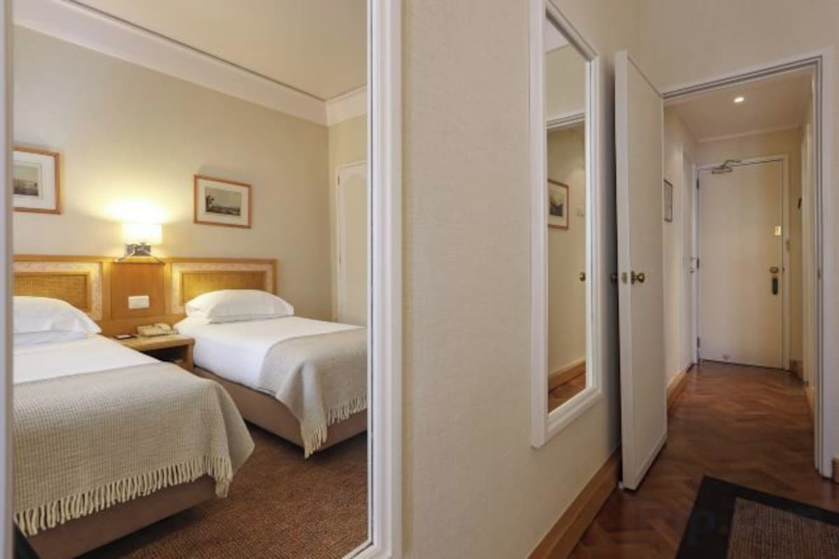 Een minibar, een kluis op de kamer, een bureau, verduisterende gordijnen