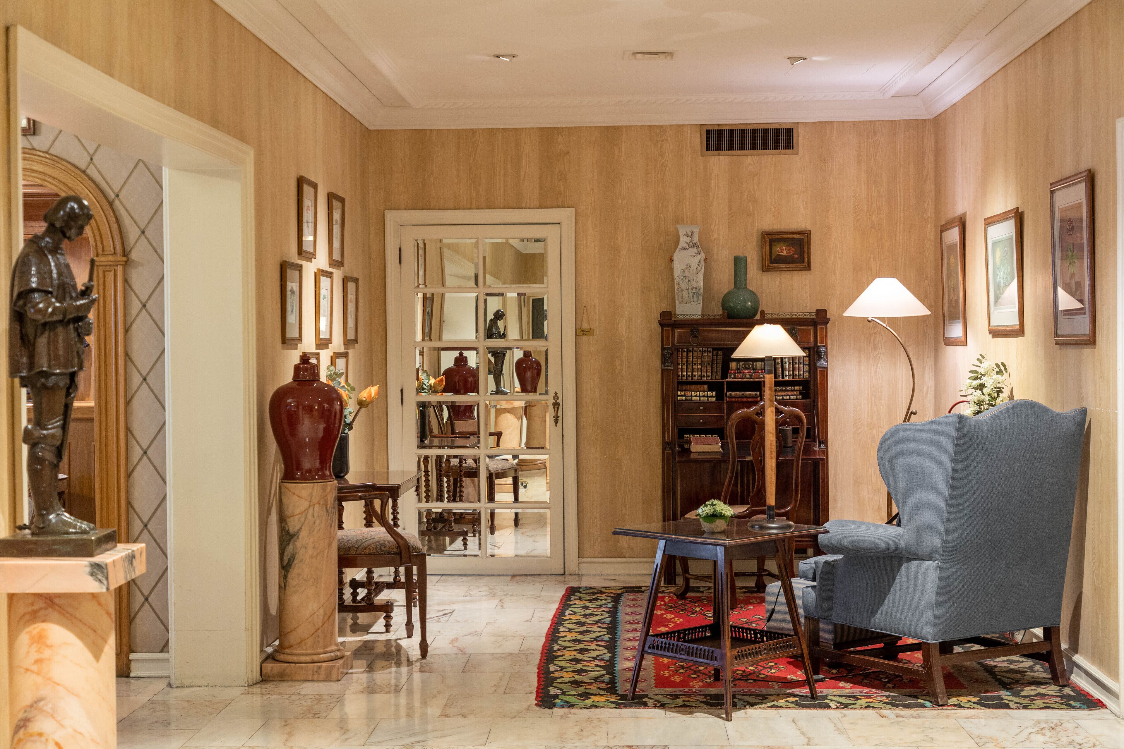 serves breakfast, lunch and dinner