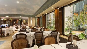 Esmorzar diari d'estil bufet (18 EUR per persona)