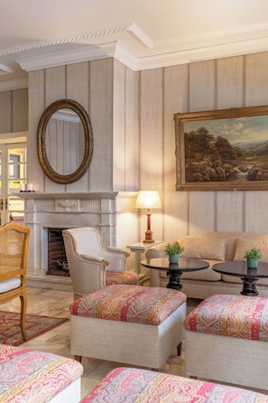 LCD 液晶電視、 DVD 播放機