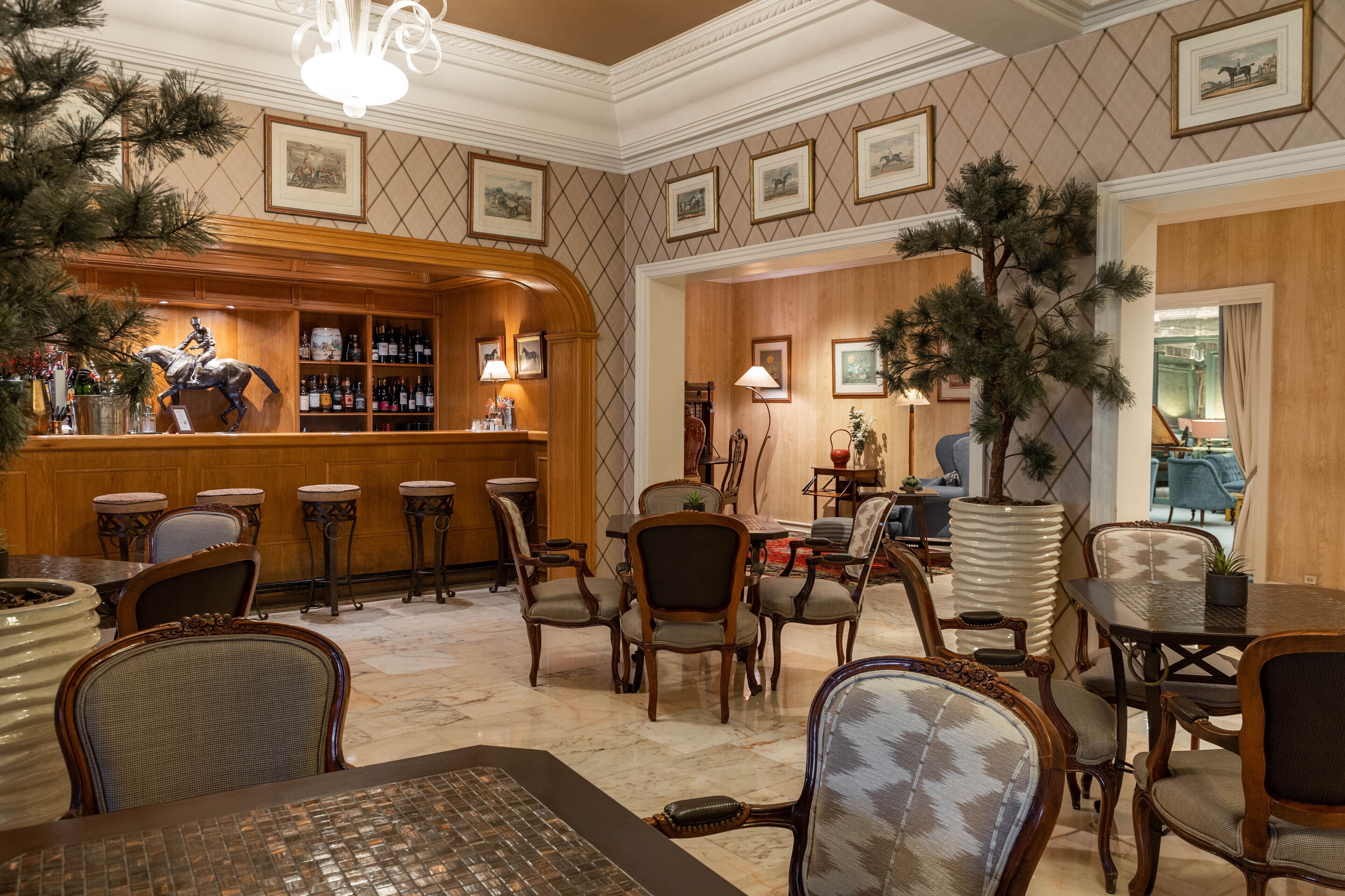 serves breakfast, lunch and dinner