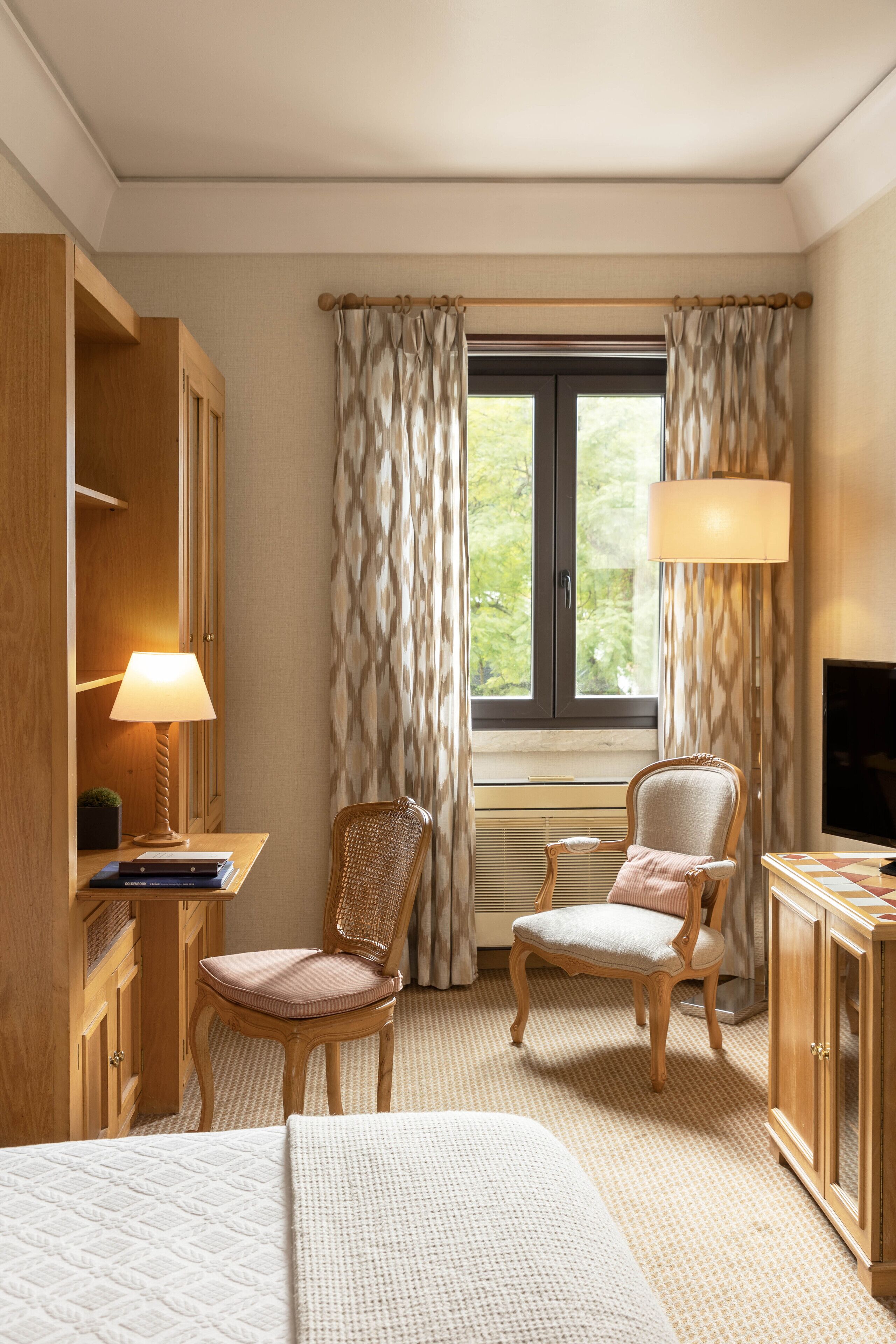 lisboa room | minibar, in-room safe, desk, blackout curtains