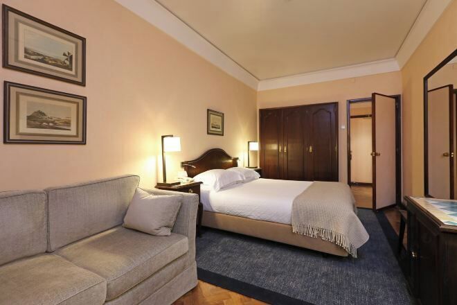 Minibar, caixa forta a l'habitació, escriptori i cortines opaques 