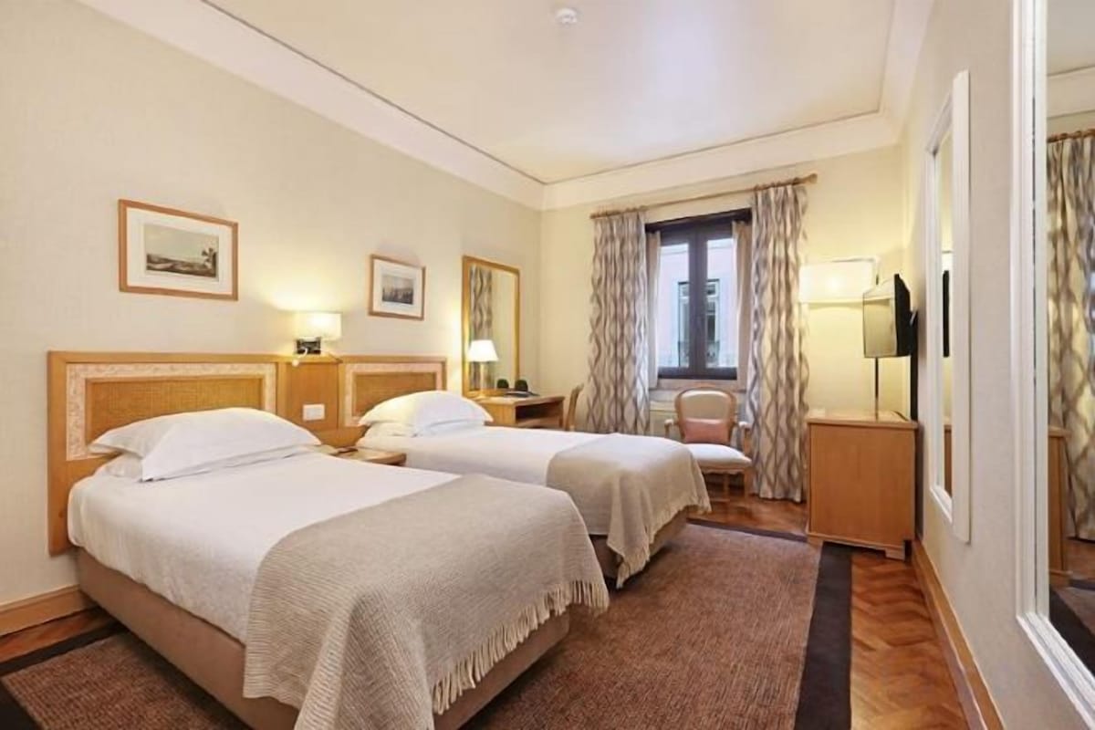 Een minibar, een kluis op de kamer, een bureau, verduisterende gordijnen
