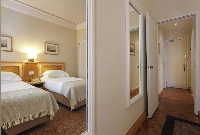 Minibar, caixa forta a l'habitació, escriptori i cortines opaques 