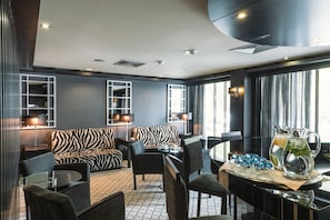 Bar-salon dans le hall