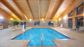 Piscina coperta, con ingresso dalle 10:00 alle 22:00, lettini