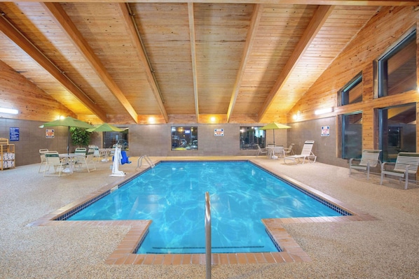 Piscine intérieure, accès possible de 10 h à 22 h, chaises longues
