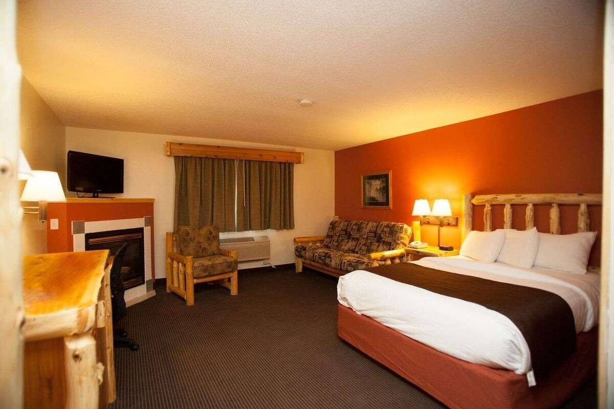 studio suite, 1 queen bed, full size futon, fireplace, non smoking | 1 bedroom, desk, iron/ironing board, rollaway beds