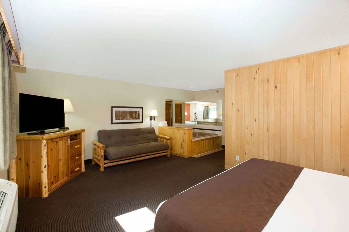 Desk, iron/ironing board, rollaway beds (surcharge), WiFi (free)