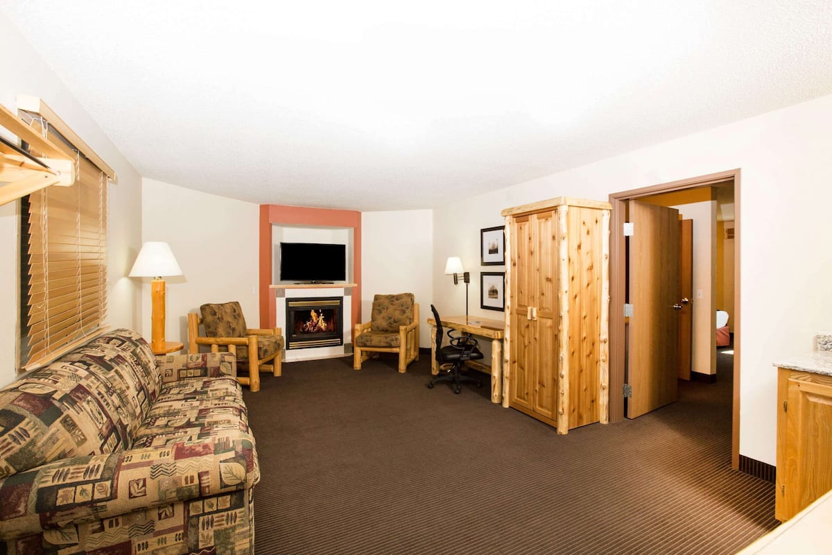 Premier King Suite, 1 Bedroom,1 King Bed, Jacuzzi, Fireplace, Non Smoking | 1 bedroom, desk, iron/ironing board, rollaway beds