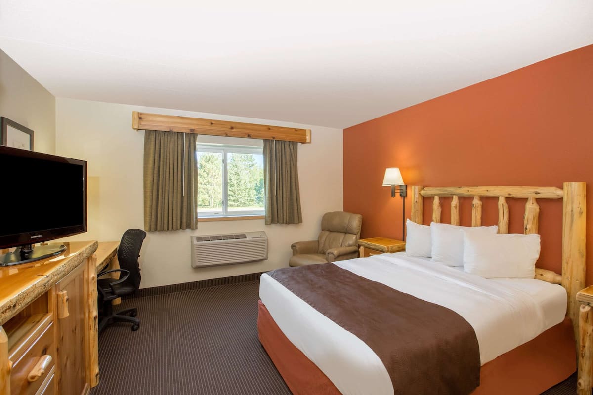 Room, 1 Queen Bed, Accessible, Non Smoking (Mobility) | 1 bedroom, desk, iron/ironing board, rollaway beds
