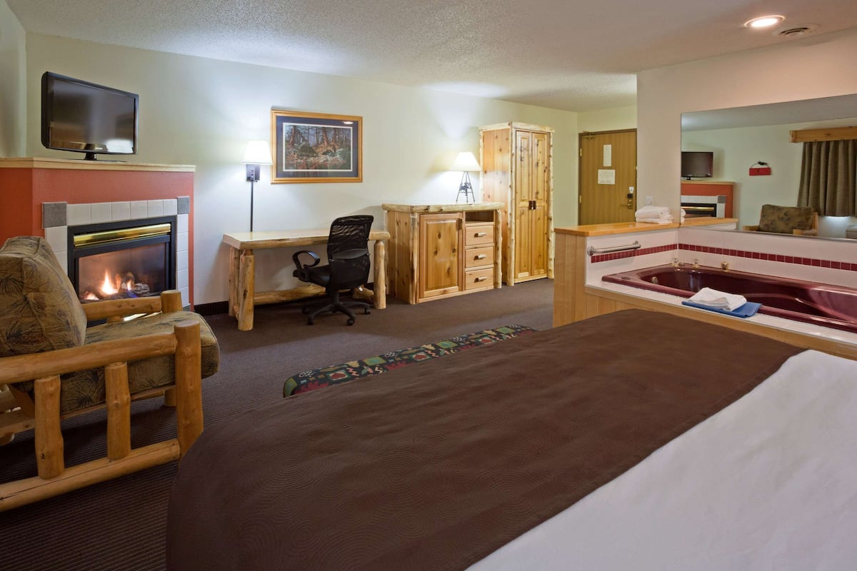 Superior Studio Suite, 1 King Bed, Jacuzzi, Fireplace, Non Smoking | 1 bedroom, desk, iron/ironing board, rollaway beds