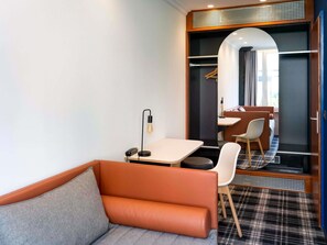 Standard-Suite, Mehrere Betten | Minibar, Zimmersafe, Schreibtisch, schallisolierte Zimmer