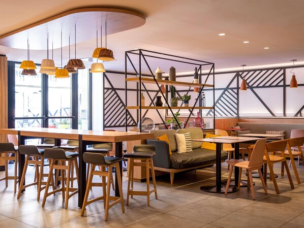 Café da manhã mediante uma taxa