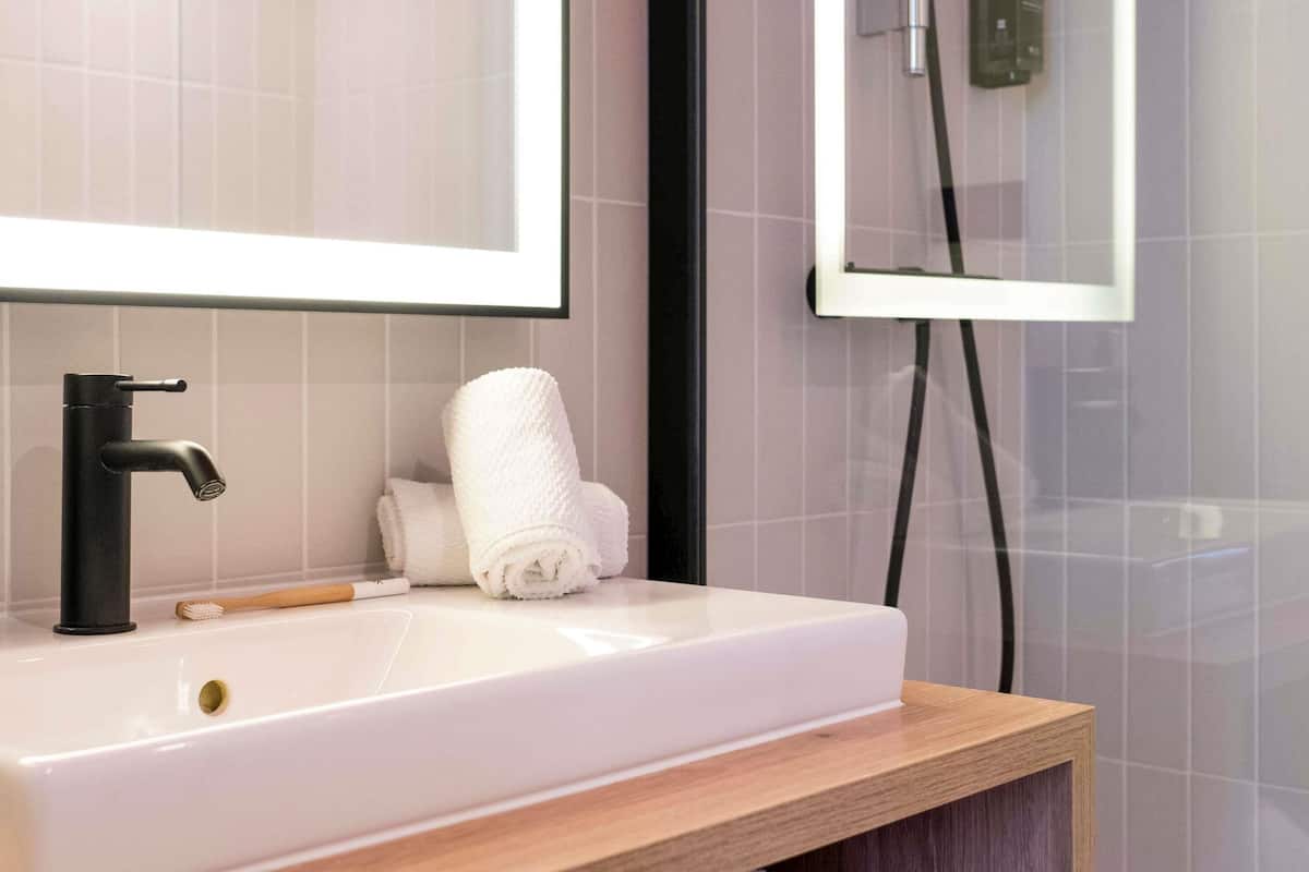 Frigobar, cofres nos quartos, escrivaninha, quartos à prova de som