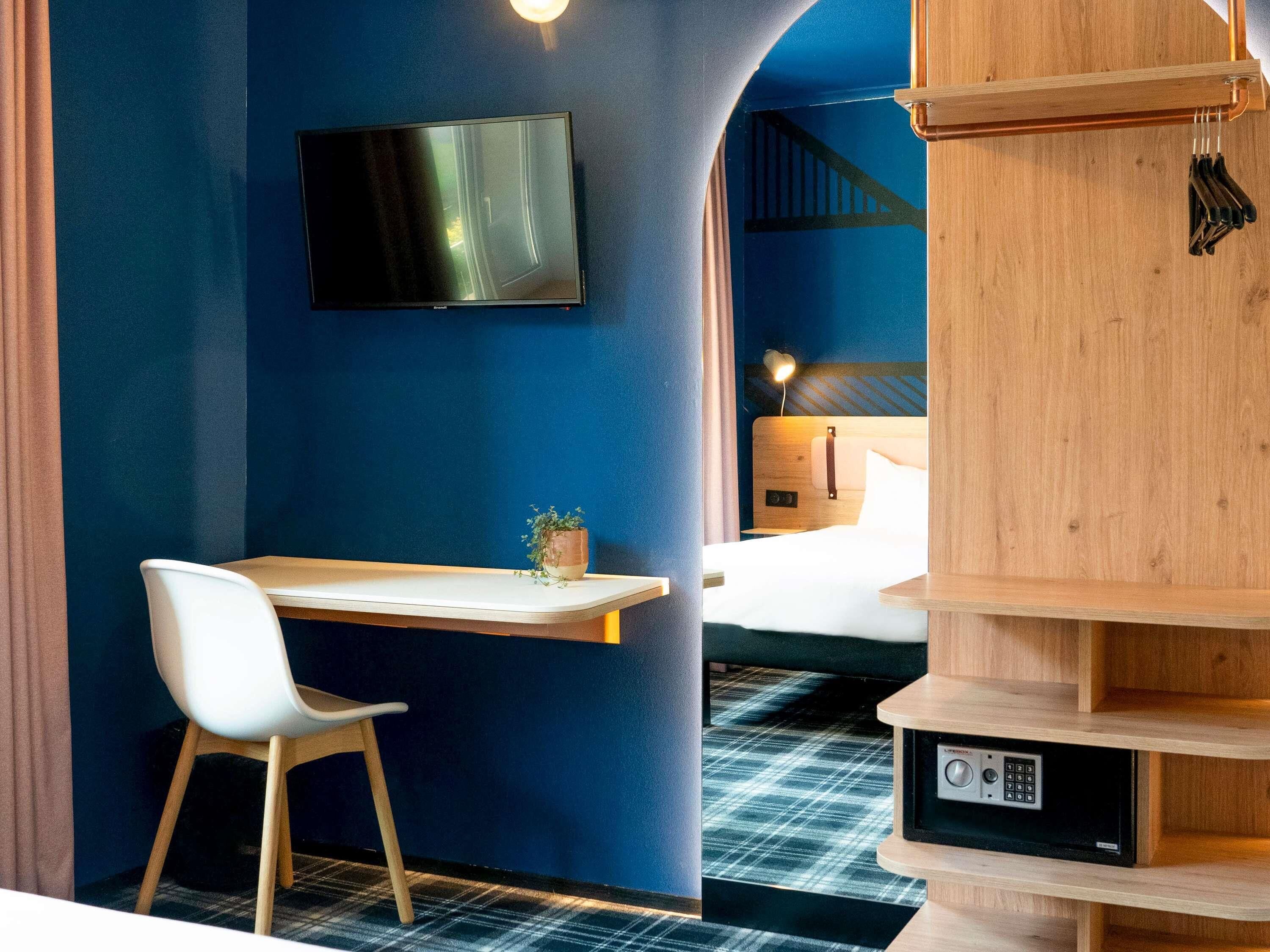 Een minibar, een kluis op de kamer, een bureau, geluiddichte muren
